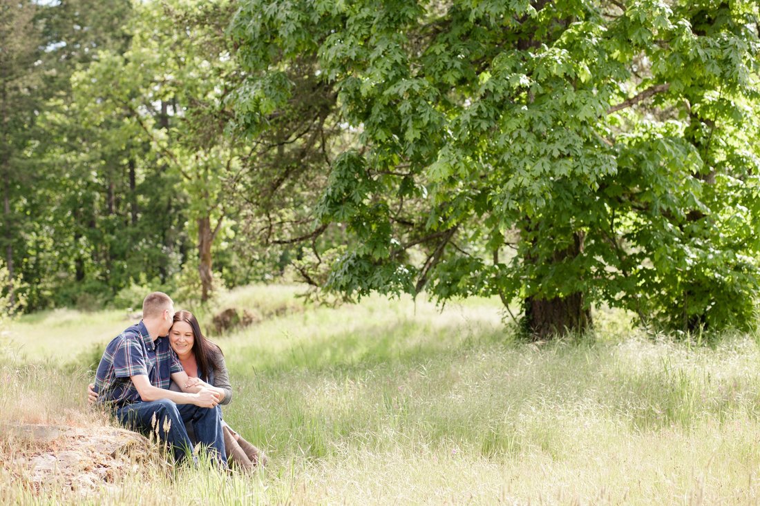 Oregon City Bluffs engagement session in a field | Newberg Wedding Photographer