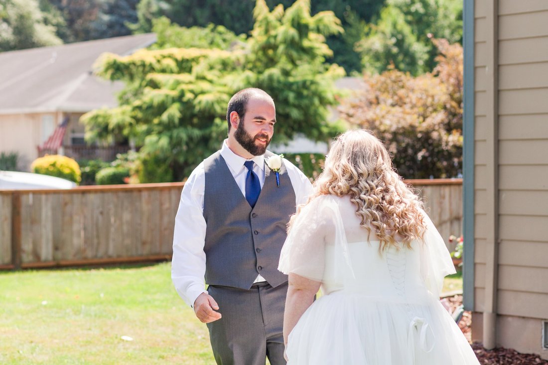 Backyard wedding photos in St. Helens Oregon | Hillsboro Wedding Photographer