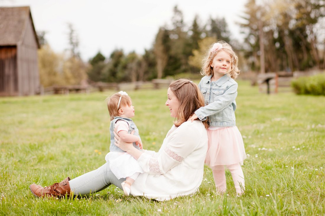 Mommy and me photos in front of barn at Champoeg State Park in Newberg, Oregon | Newberg and Hillsboro family photographer