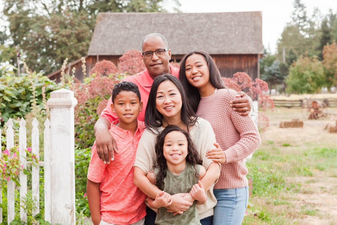 Family pictures in front of the barn at Champoeg State Park in Newberg, OR | Newberg and Hillsboro family photographer