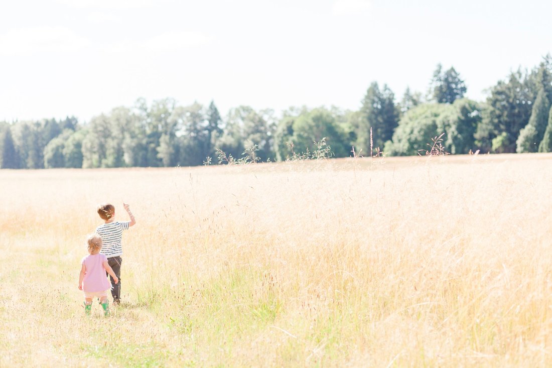 Family photos in a field in Newberg, Oregon | Hillsboro family photographer