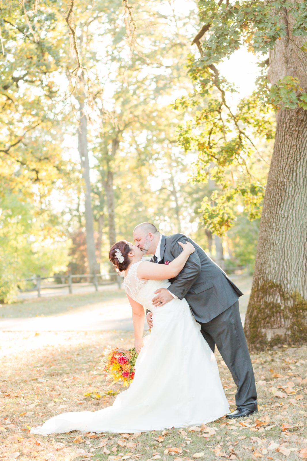 Fall wedding under oak tree at Champoeg State Park in Nweberg, Oregon | Hillsboro wedding photographer