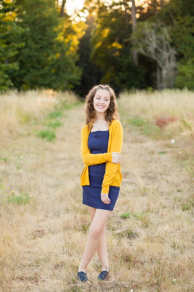 high school senior photos in a field near newberg, oregon