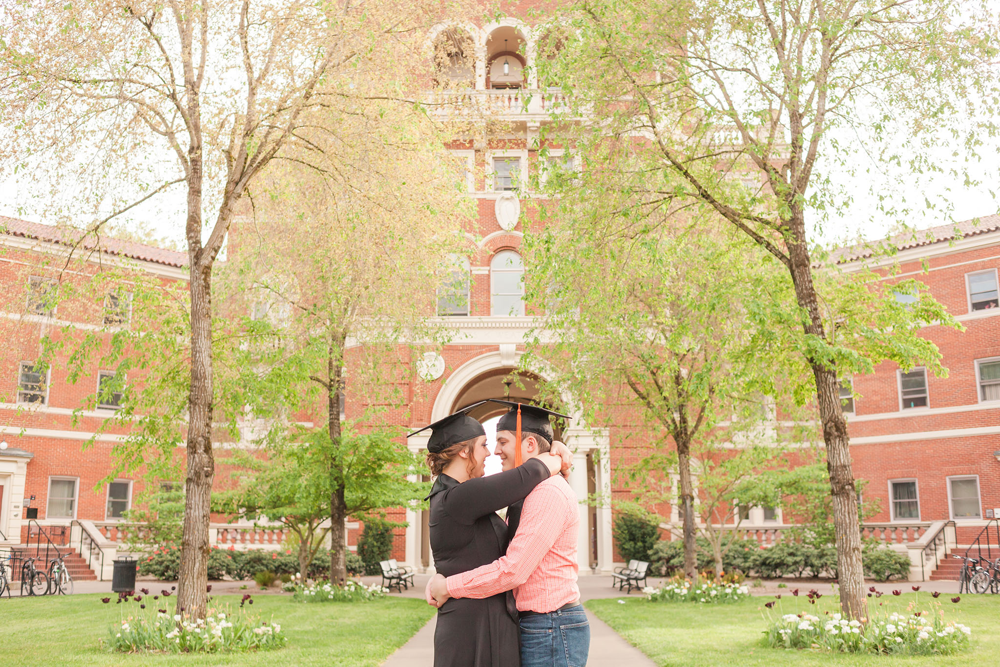 couple senior photos at oregon state university corvallis