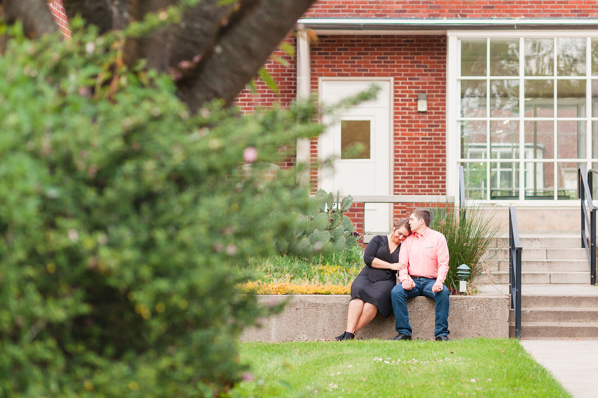 couple senior photos at oregon state university corvallis