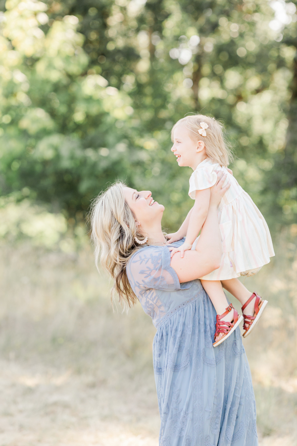 photographer hillsboro oregon photo of mom and daughter in blue dress