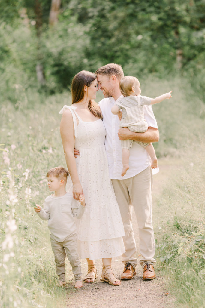 summer family photos outfits in cream and tan