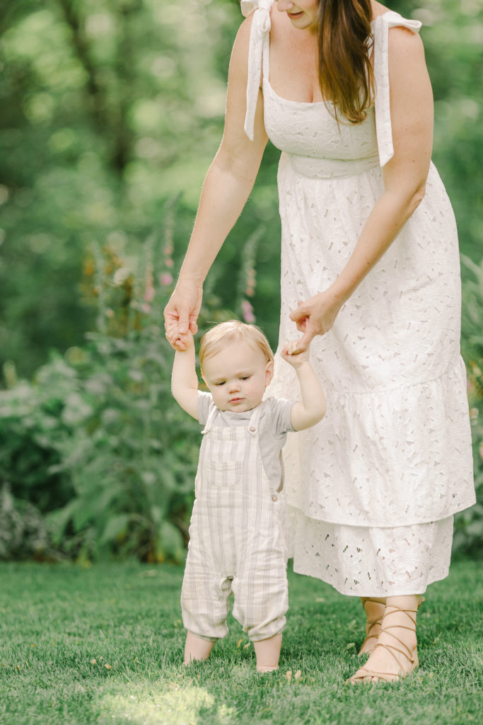 mom helping baby walk salem oregon photographer