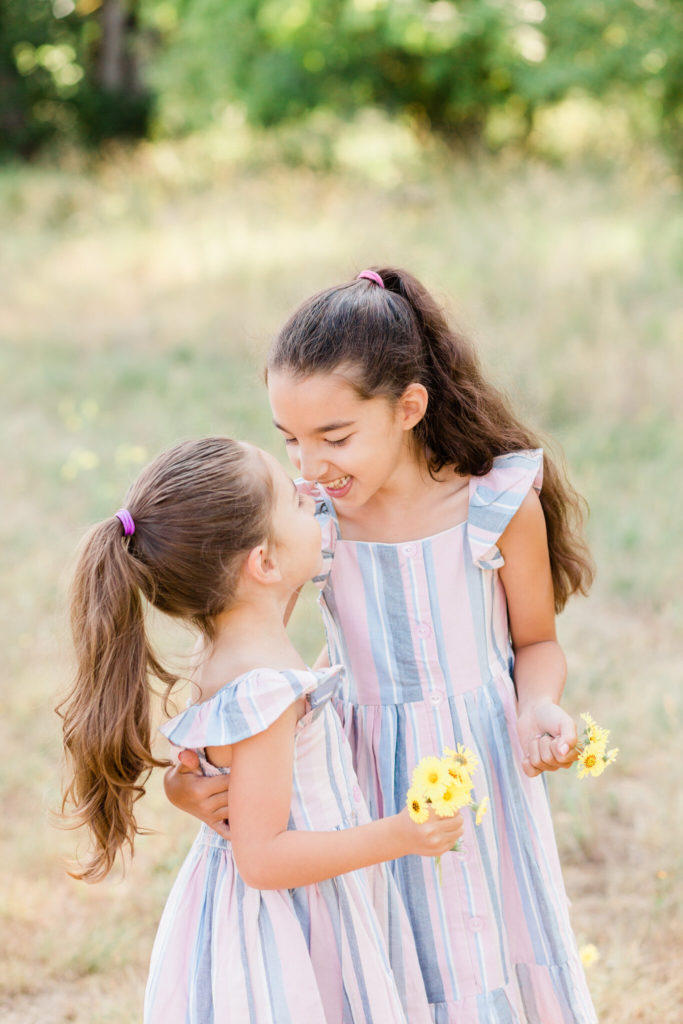 sisters photoshoot in field
