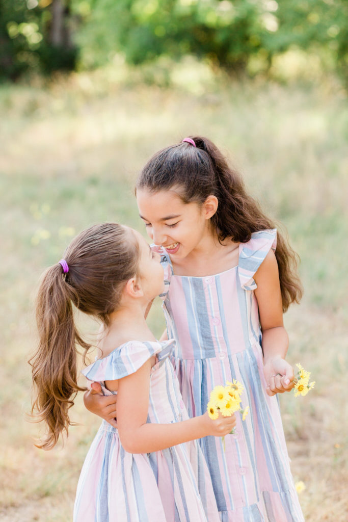 sisters photoshoot in field