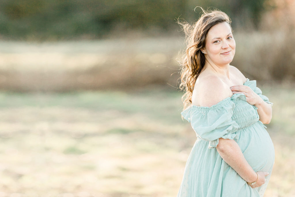 outdoor photoshoot location near portland, oregon: outdoor winter maternity photo in Wilsonville