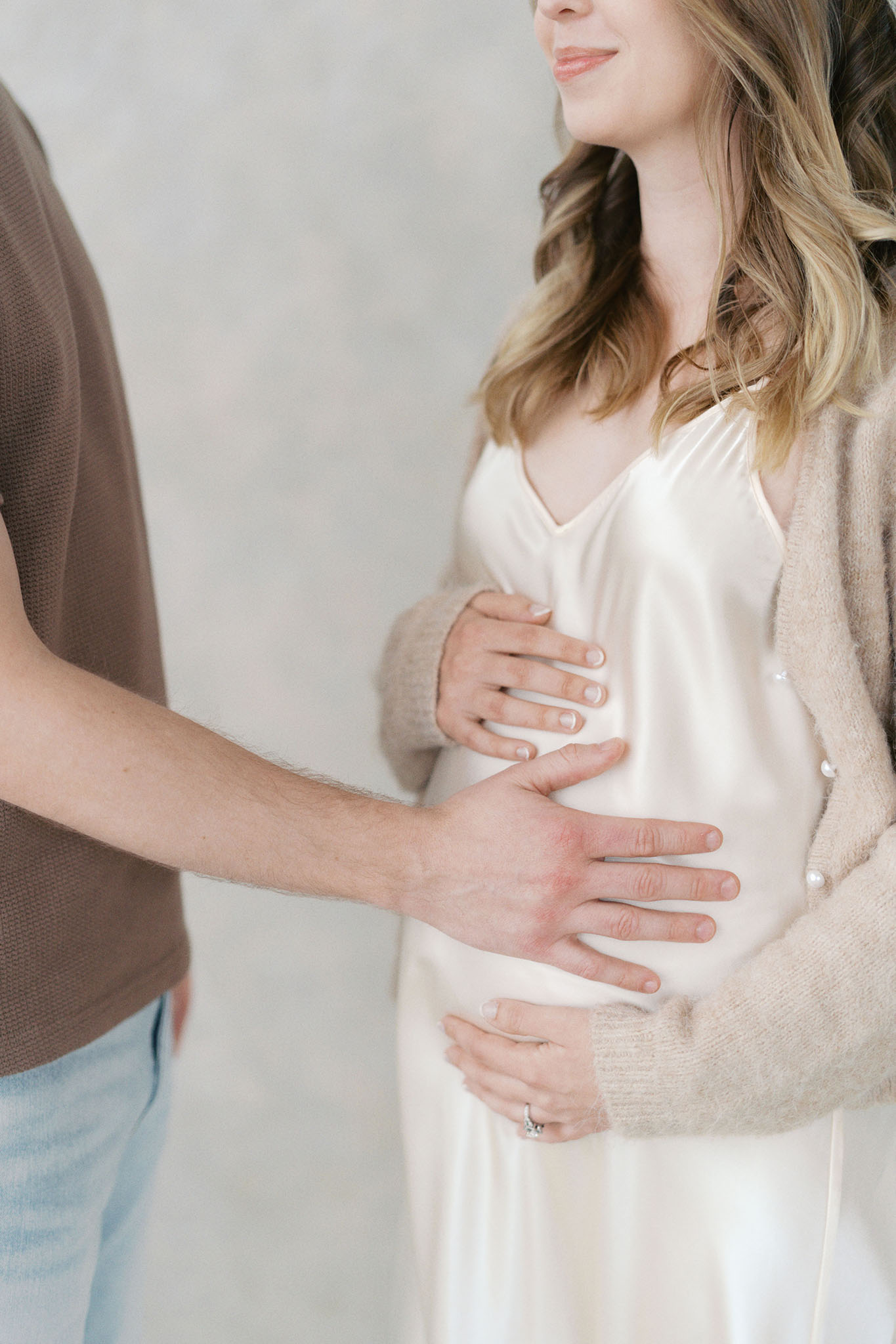 studio maternity photos in portland oregon with mom and dad
